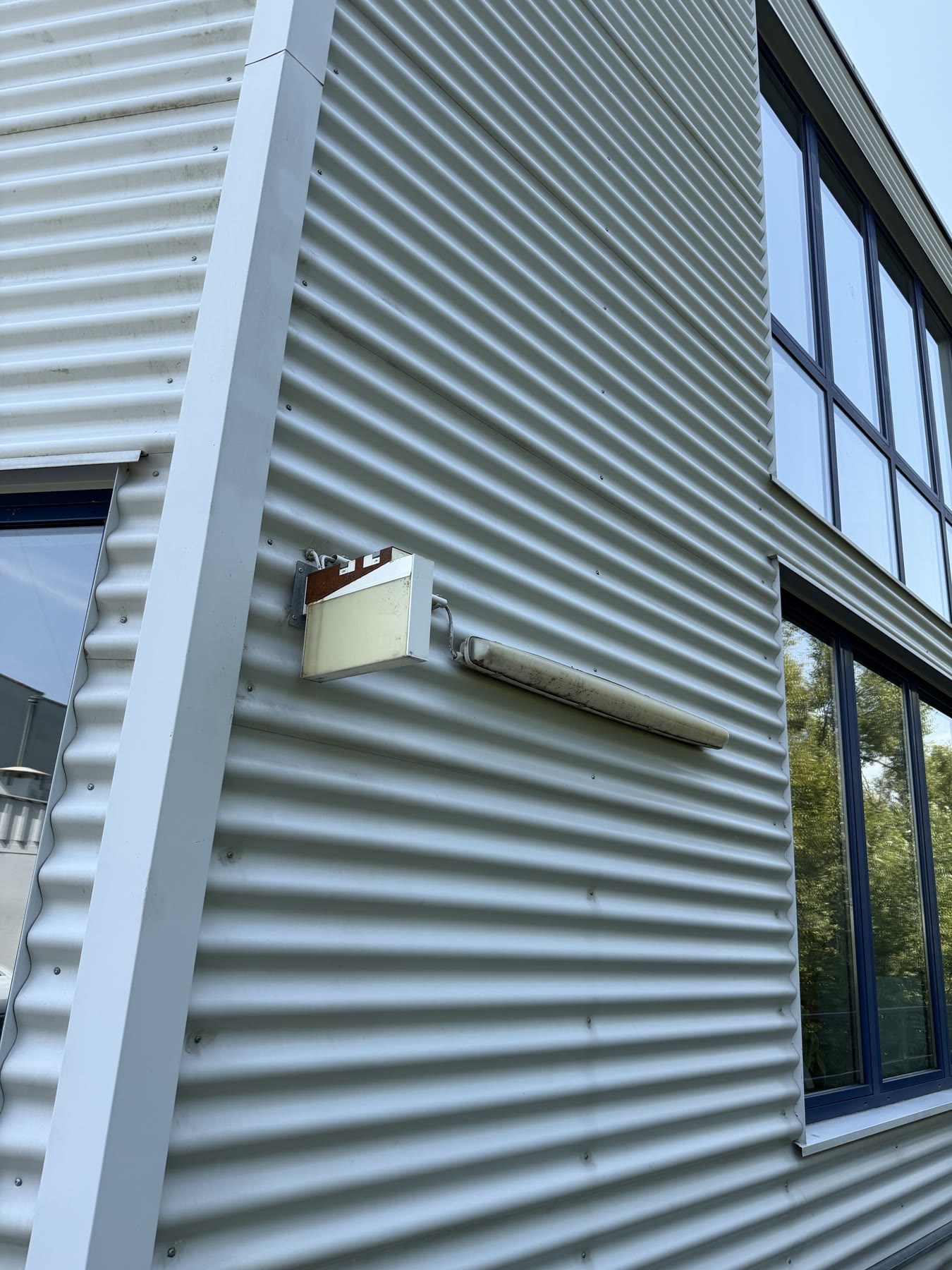 Nachher-Aufnahme der gereinigten Metallfassade